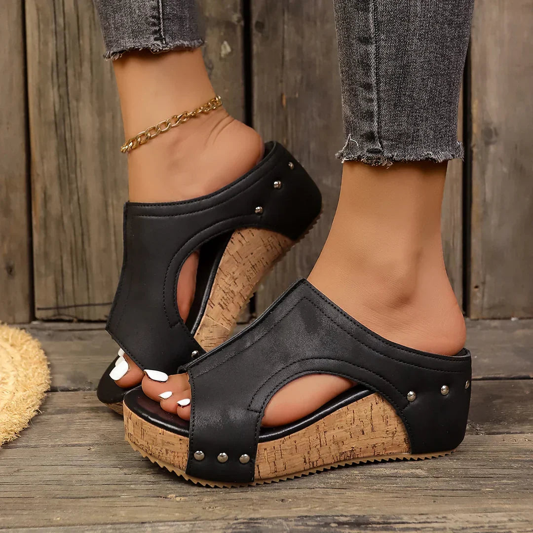 Sofia - Wedges com Tachas Lumi
