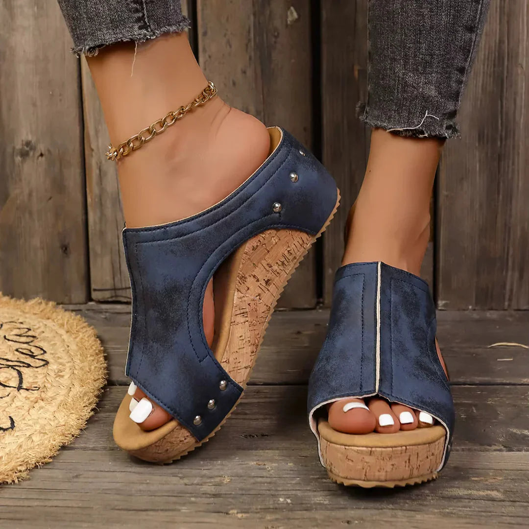Sofia - Wedges com Tachas Lumi