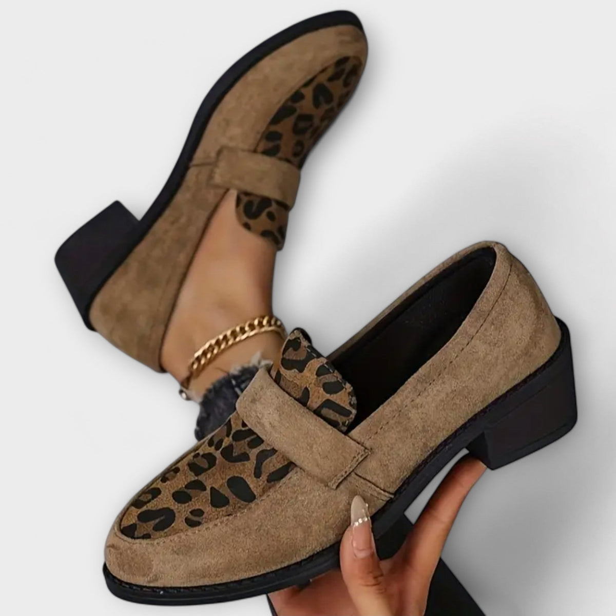 Sapatos femininos elegantes com padrão de leopardo