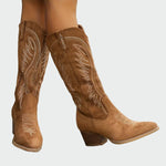 Botas ocidentais bordadas e elegantes