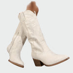 Botas ocidentais bordadas e elegantes