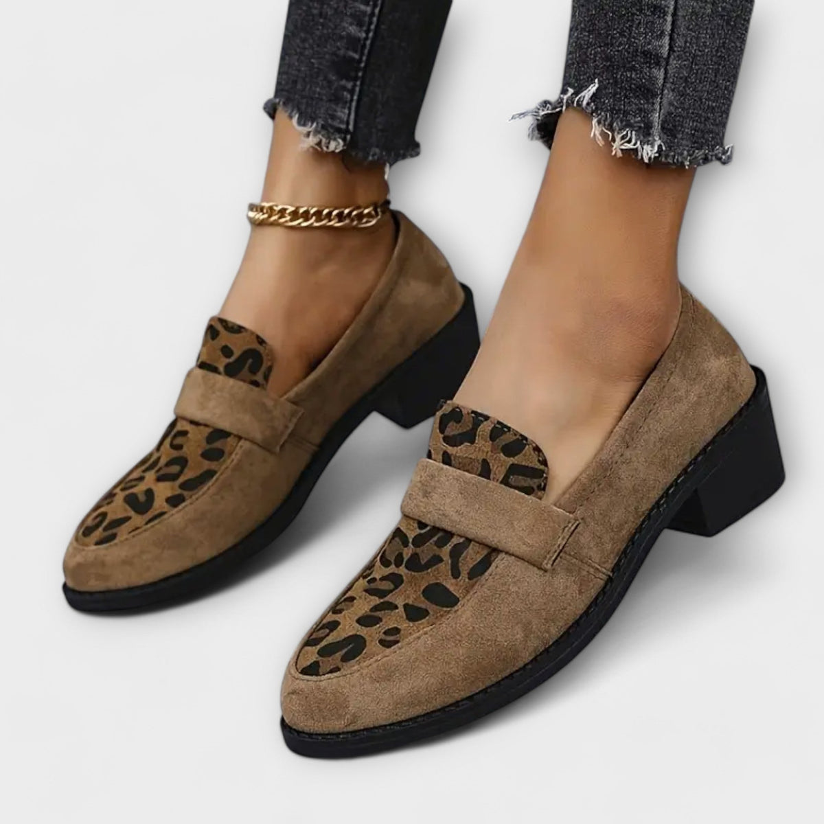 Sapatos femininos elegantes com padrão de leopardo