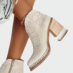 Botas de couro bordadas
