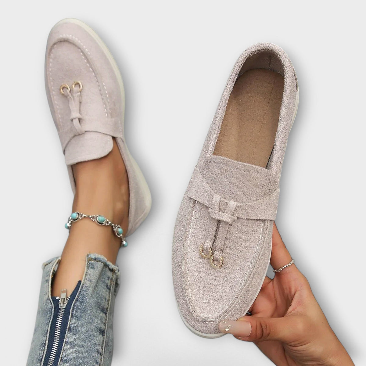 Mocassins Femininos Beiges com Cordão Decorativo